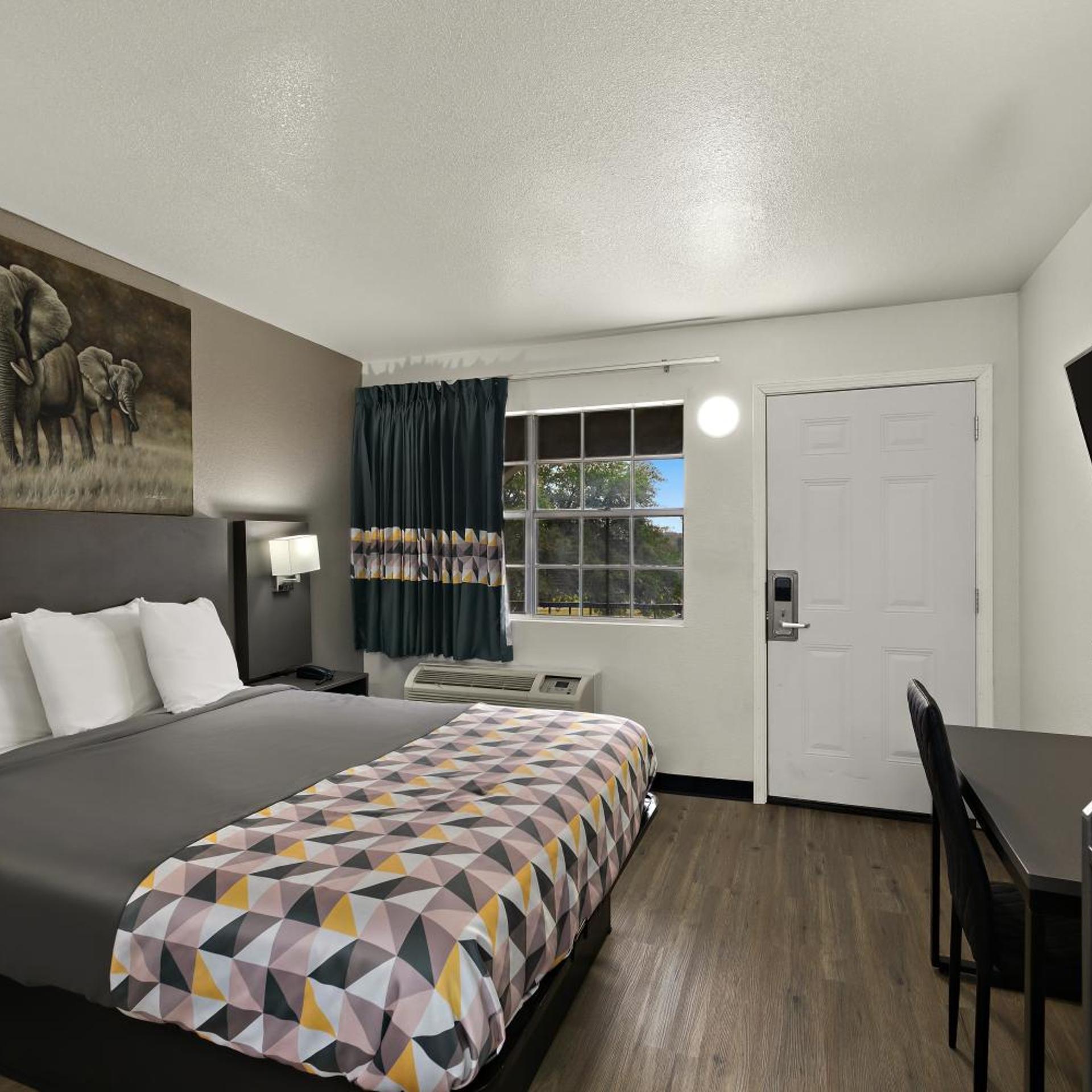 Standard, Queen Bed