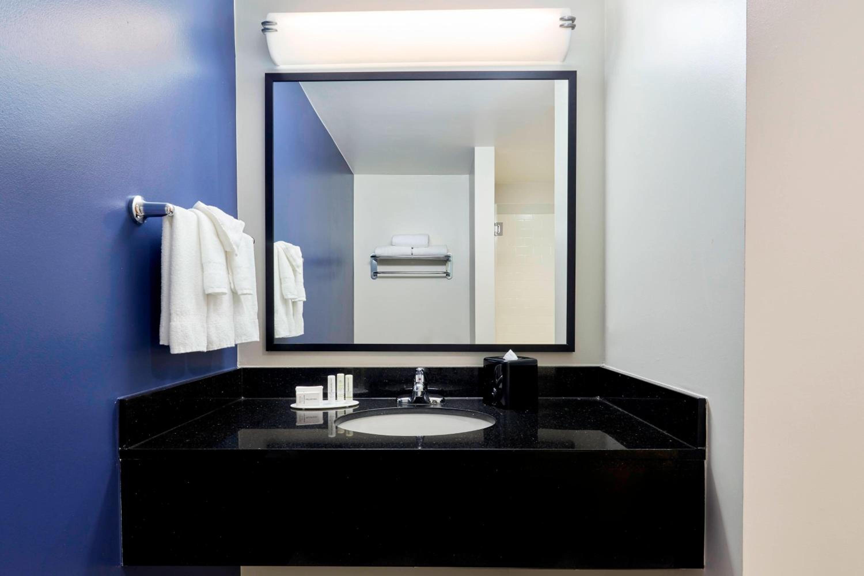 Guest Room, King Bed, Skyline View, Top Floor، Fairfield Inn And Suites Indianapolis Downtown 5/8