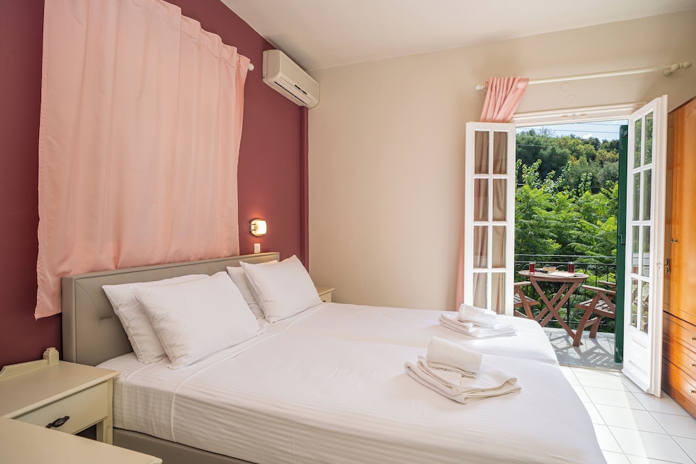 ROOM, DOUBLE OR TWIN BED