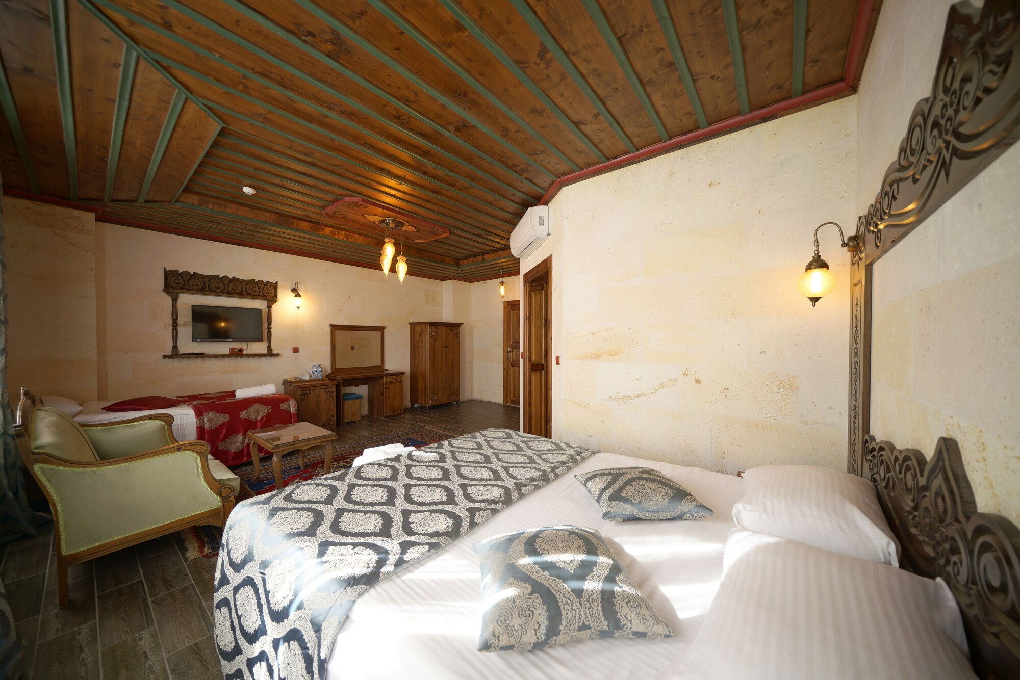 DELUXE, TWIN BEDS