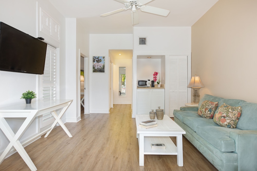 The Paradise Inn Adults Only 55/75