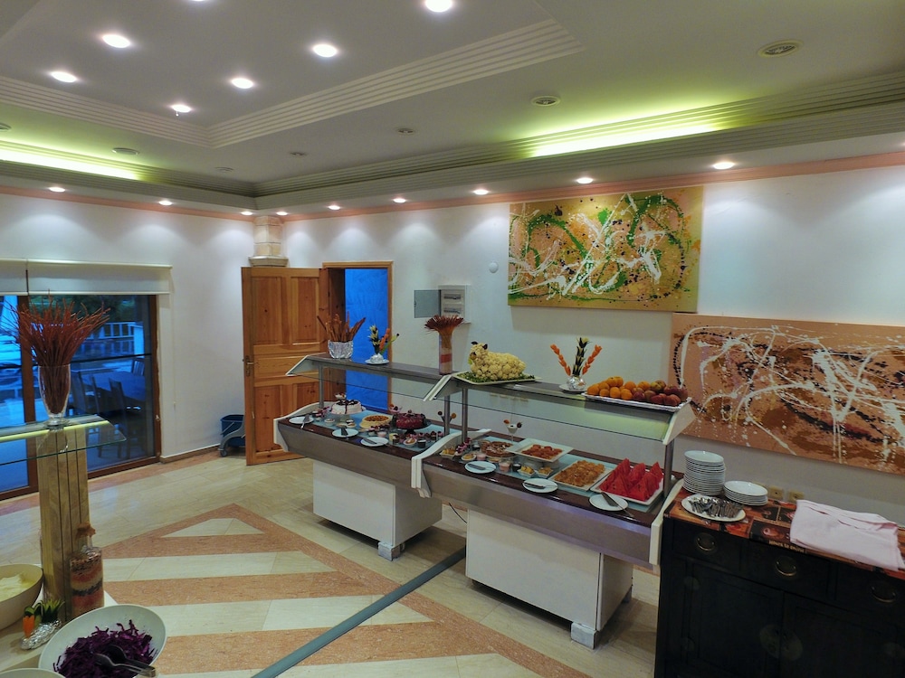 Tiana Beach Resort 70/94