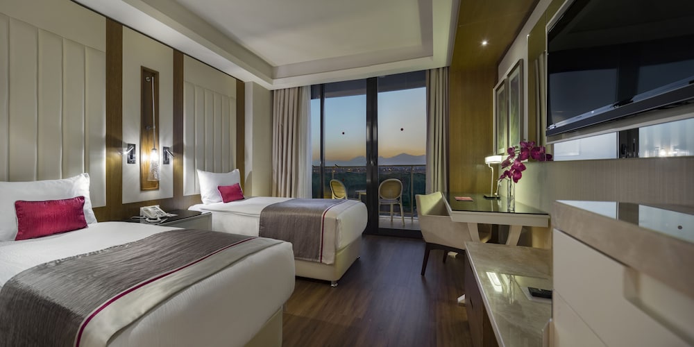 Trendy Lara Hotel 12/67