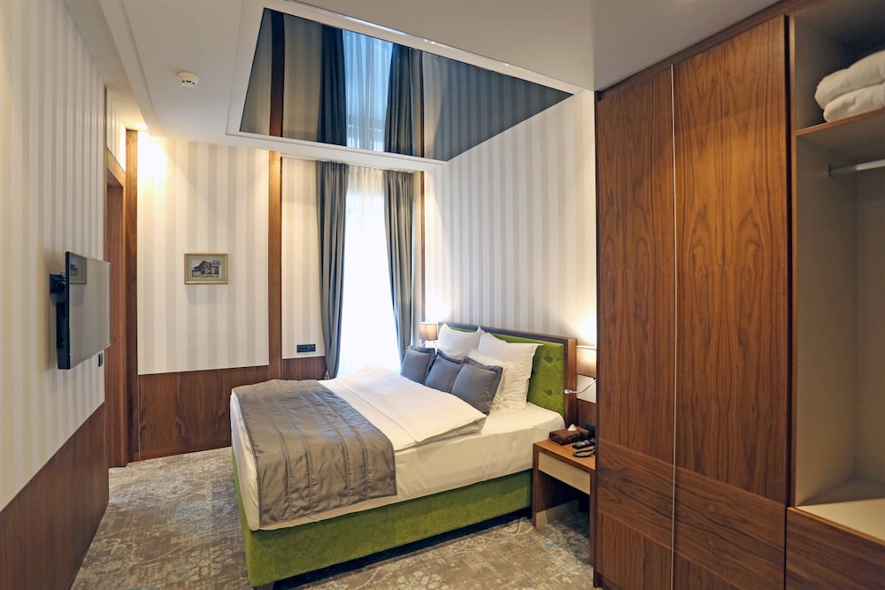 HERITAGE HOTEL KRONE 25/77