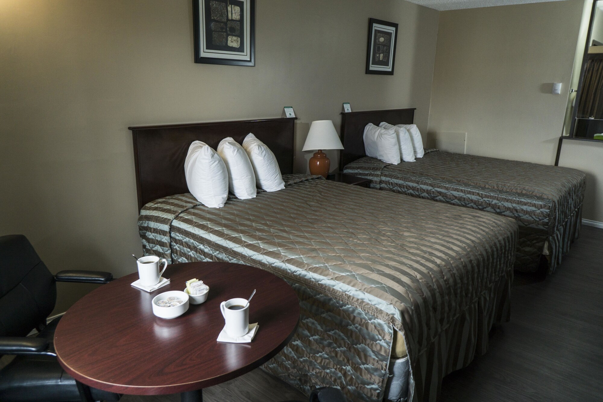 غرفة قياسية بسريرين كوين، Econo Lodge Lloydminster 6/10
