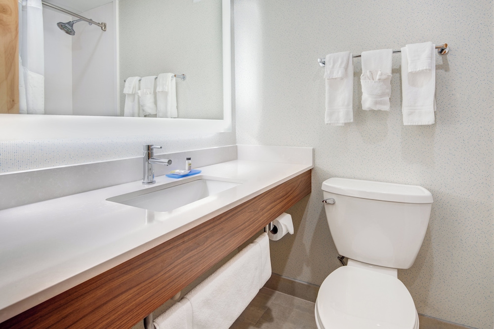 Holiday Inn Express & Suites West Long Branch - Eatontown 68/74