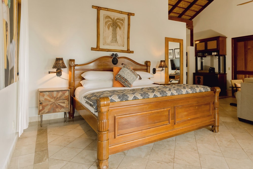 Colonial, Penthouse, King Bed