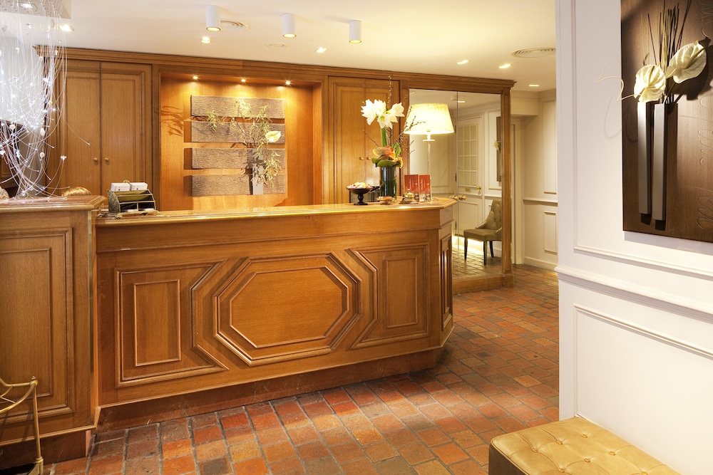 Hotel De Fleurie 8/50