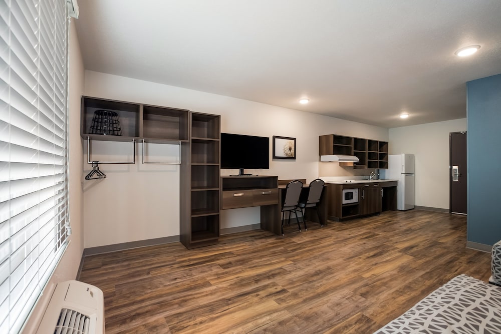 WoodSpring Suites Corona 13/23