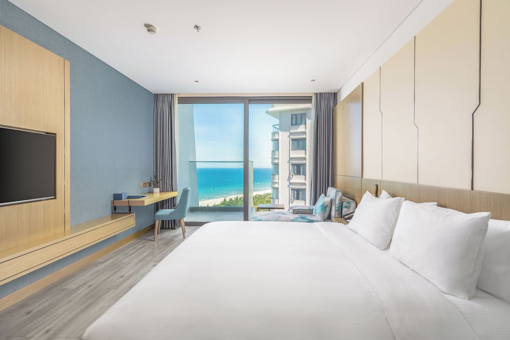 PREMIER, DOUBLE BED, PARTIAL SEA VIEW, BALCONY