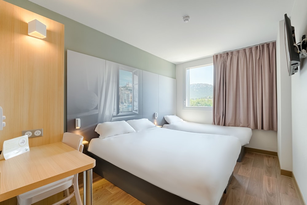 ROOM, TRIPLE, 1 DOUBLE AND 1 SINGLE BED