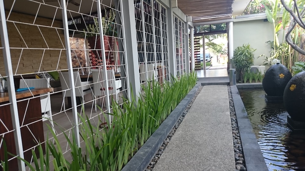 Ayom Suite 35/44