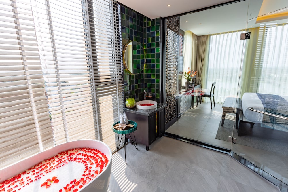 White Lotus hotel Hue 50/50