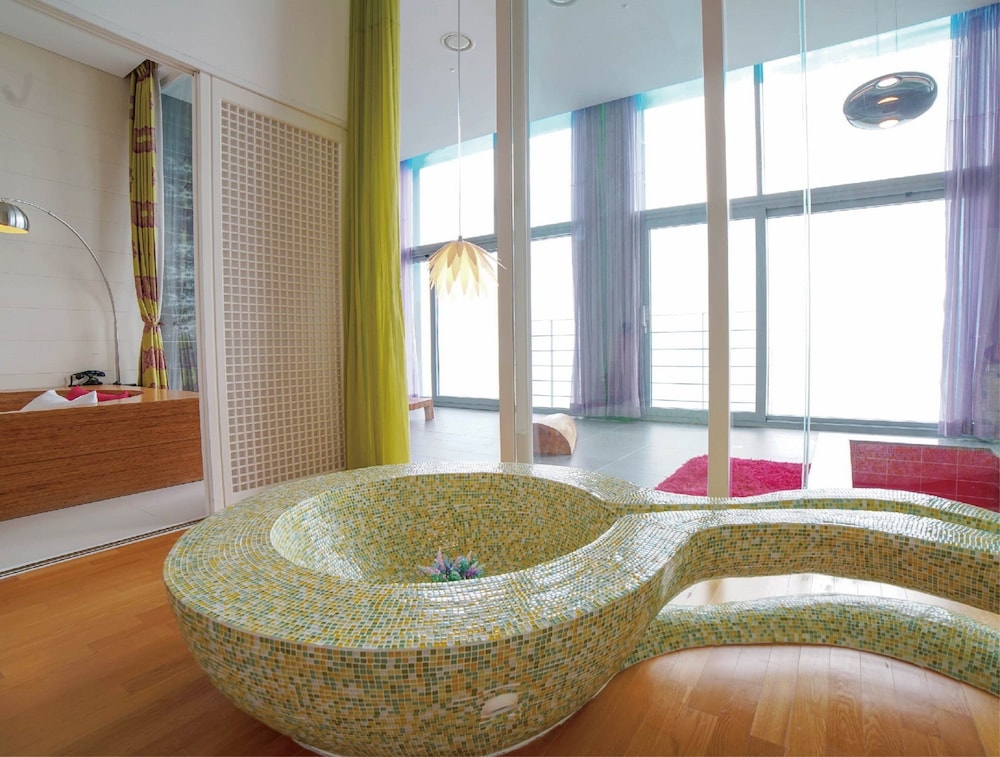 Haslla Art World Museum Hotel 32/64