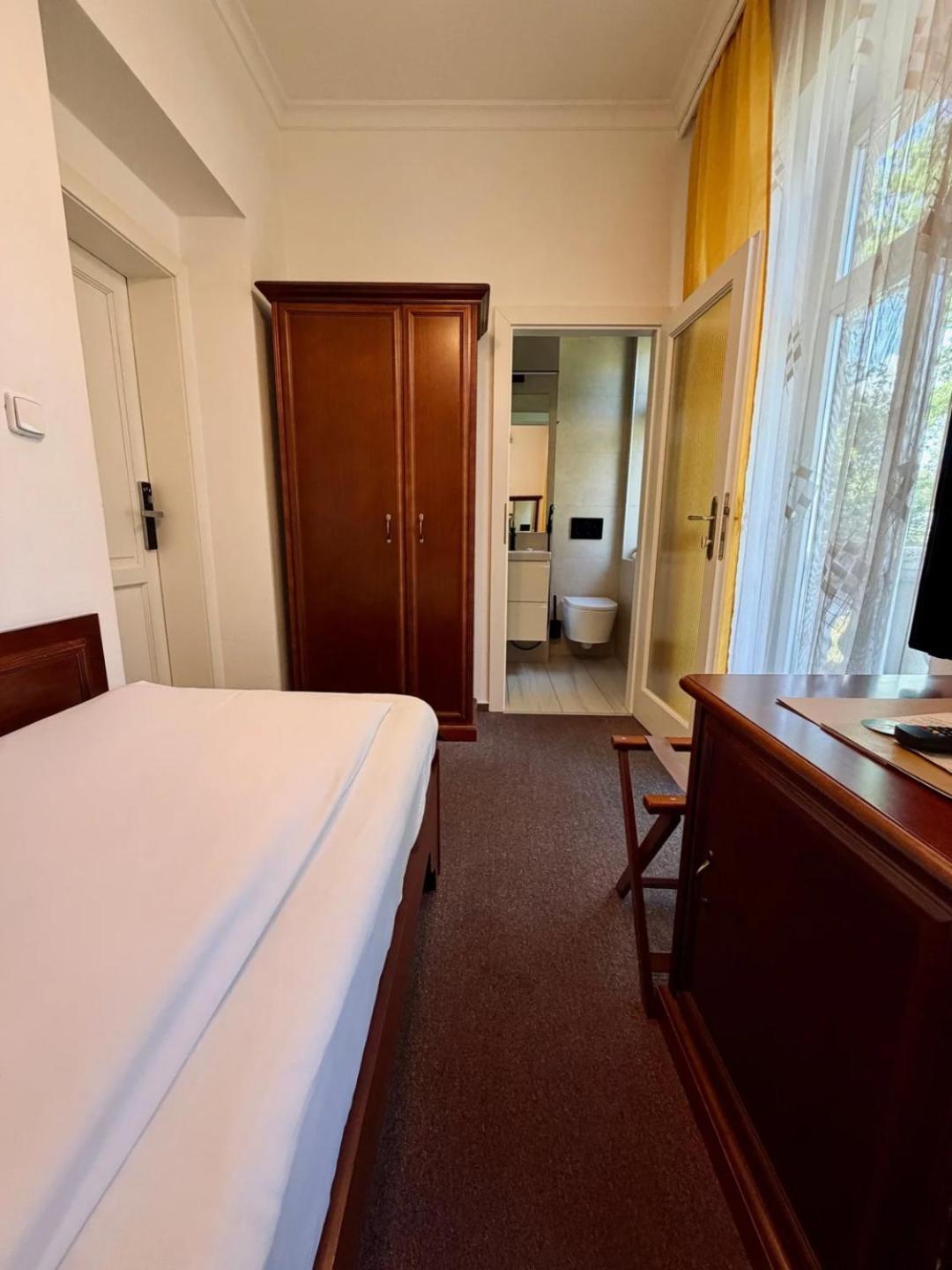 Comfort, Single, Near Building