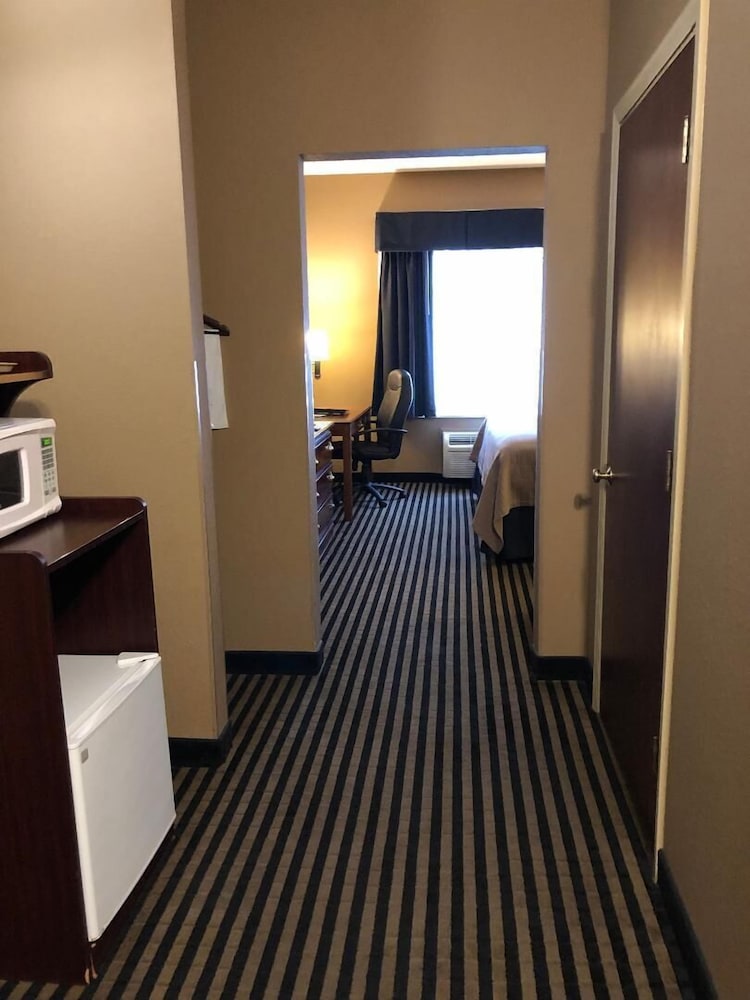 Mountain Inn & Suites Flat Rock 20/53