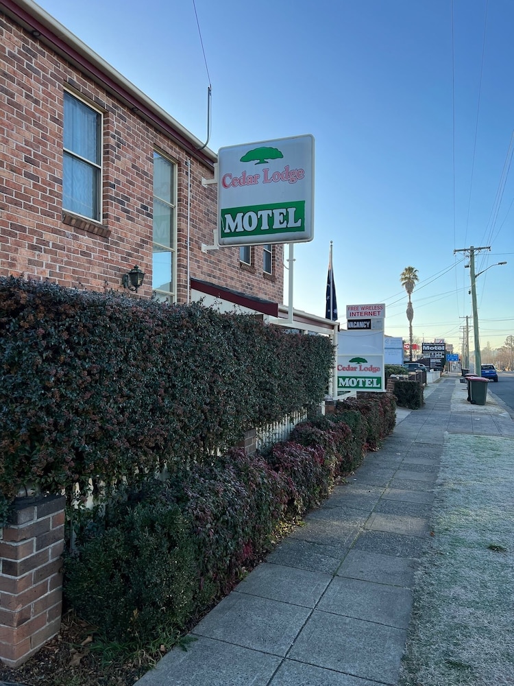 Cedar Lodge Motel 47/49