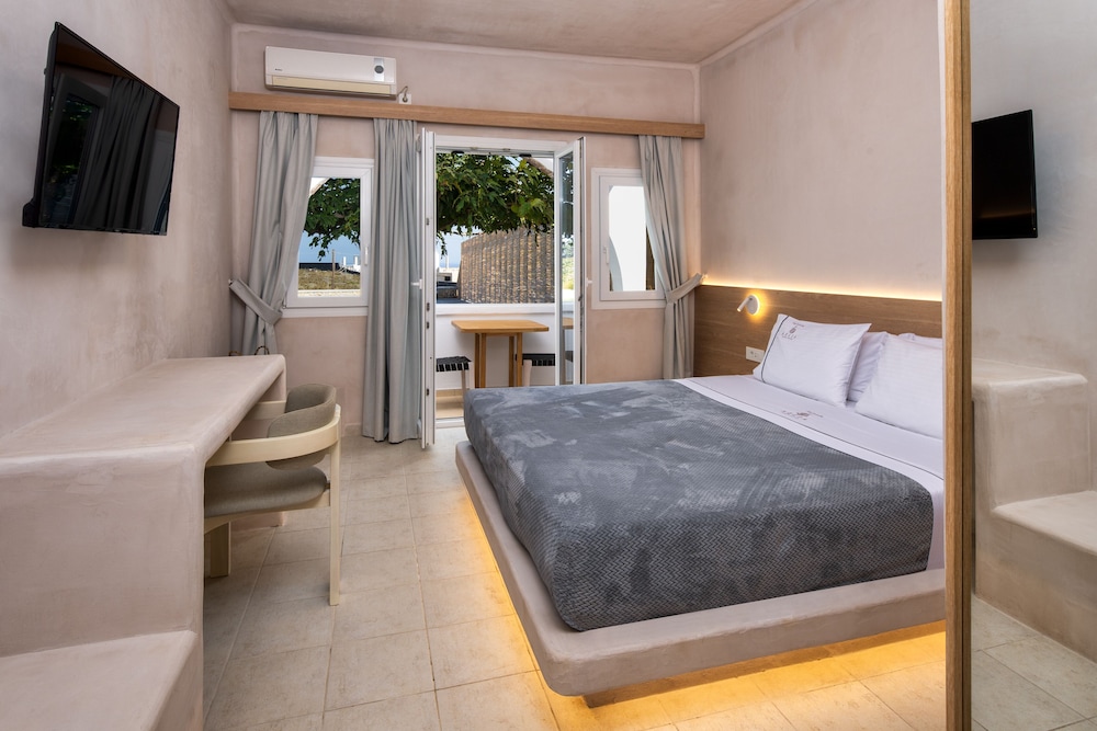 ELEGANT, FAMILY SUITE, KING BED, POOL OR SEA VIEW, 2 SOFA