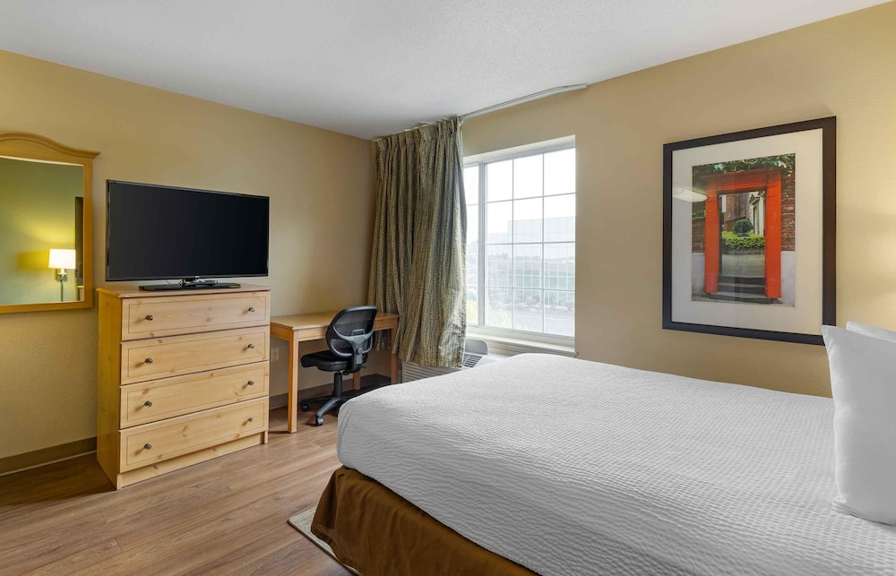 Studio, Queen Bed, Extended Stay America - St. Louis - Westport - Central 3/6