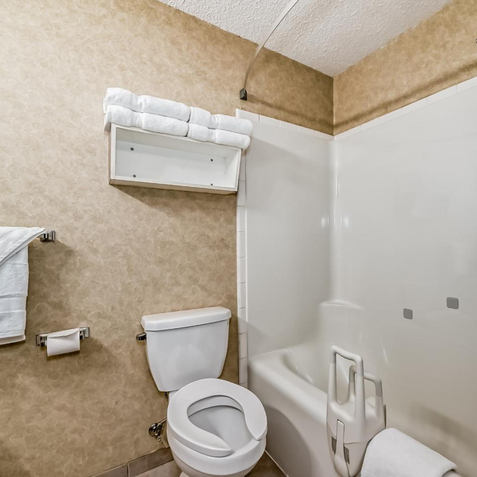 غرفة بسريرين كوين لذوي الإعاقة، Stony Plain Inn & Suites 3/4