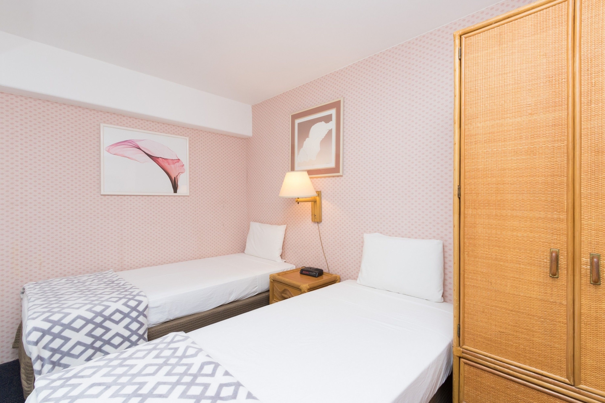2 BEDROOMS, SUITE, KITCHEN