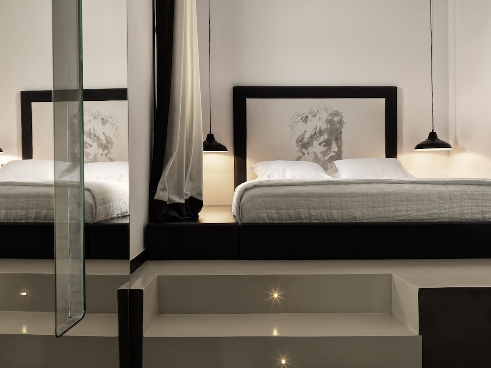 DELUXE, SUITE, SHARED POOL, HOT TUB