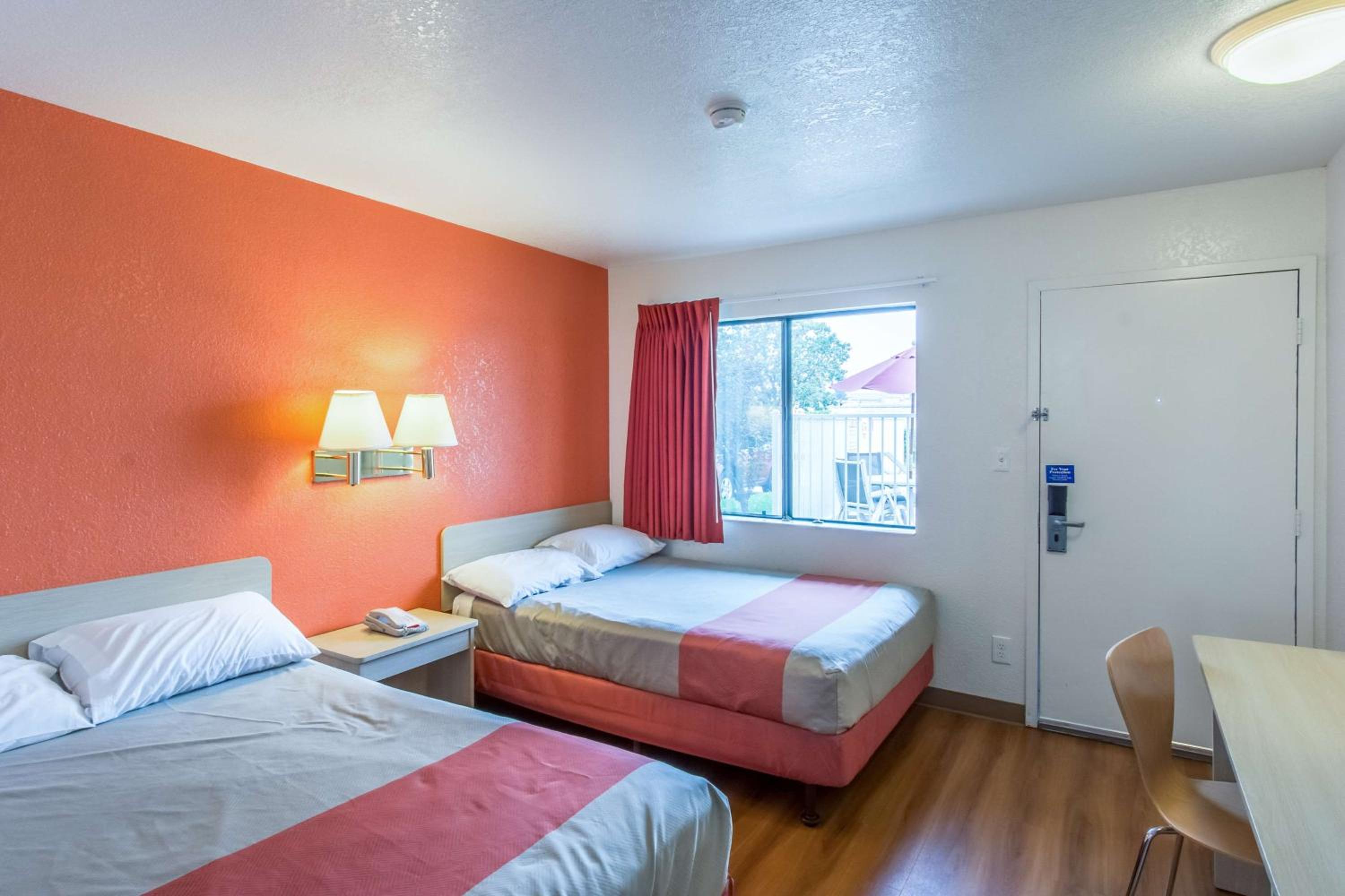 غرفة رباعية، Motel6 Redding, CA - North 2/10