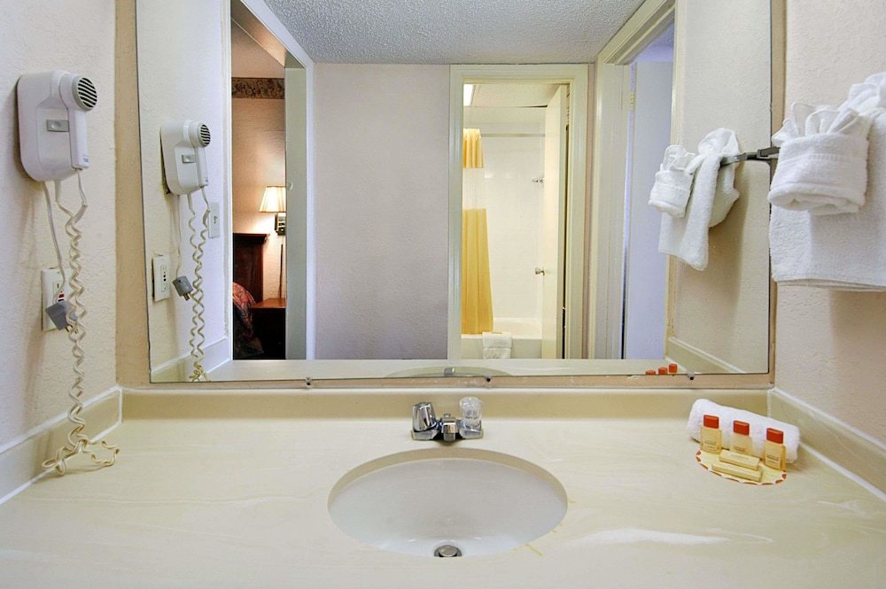 Days Inn by Wyndham Myrtle Beach-Beach Front 19/36