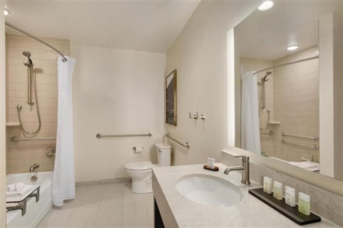 جناح بسريرين كوين، Embassy Suites by Hilton Syracuse Destiny USA 2/2