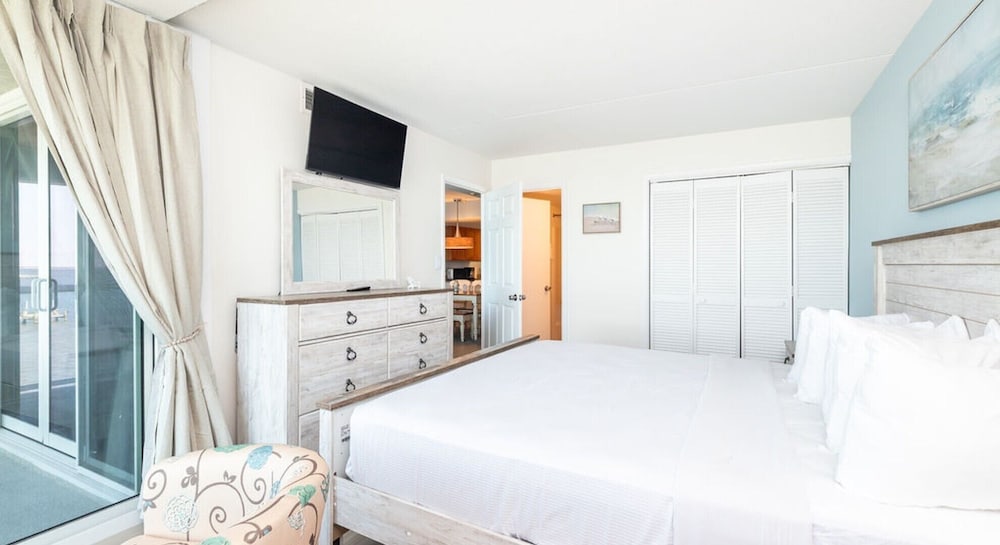 2 Bedrooms, Condo, Premium, 1 King and 1 Single Beds, Bay View, Sofa, Balcony