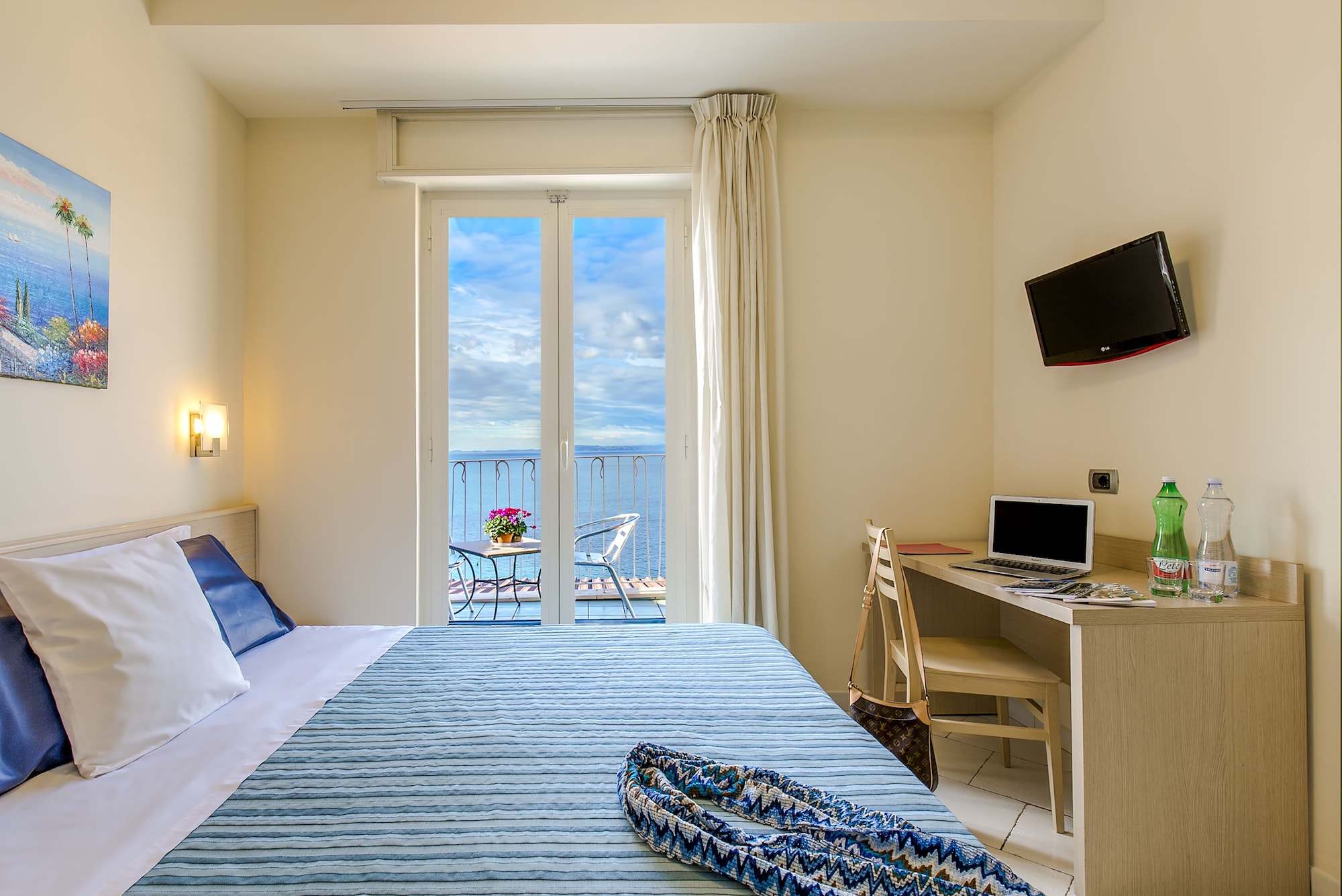 DELUXE, DOUBLE OR TWIN BED, SEA VIEW
