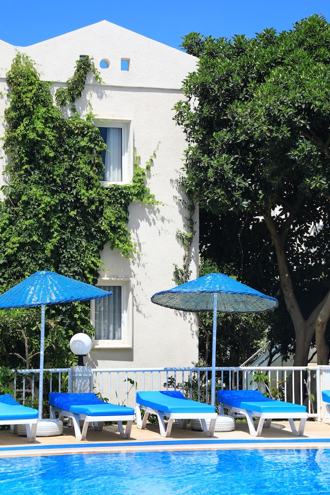 Summer Garden Suites And Beach Hotel 55/59