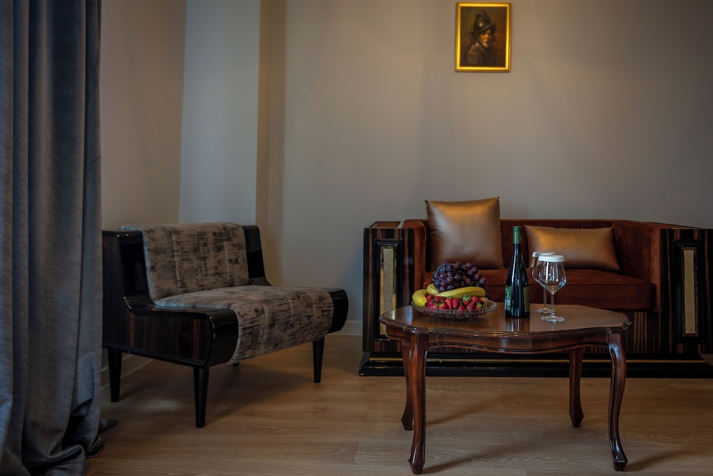 Phoenicia Grand Hotel 55/74