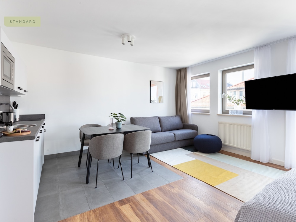Flower's Boardinghouse Mitte 32/50