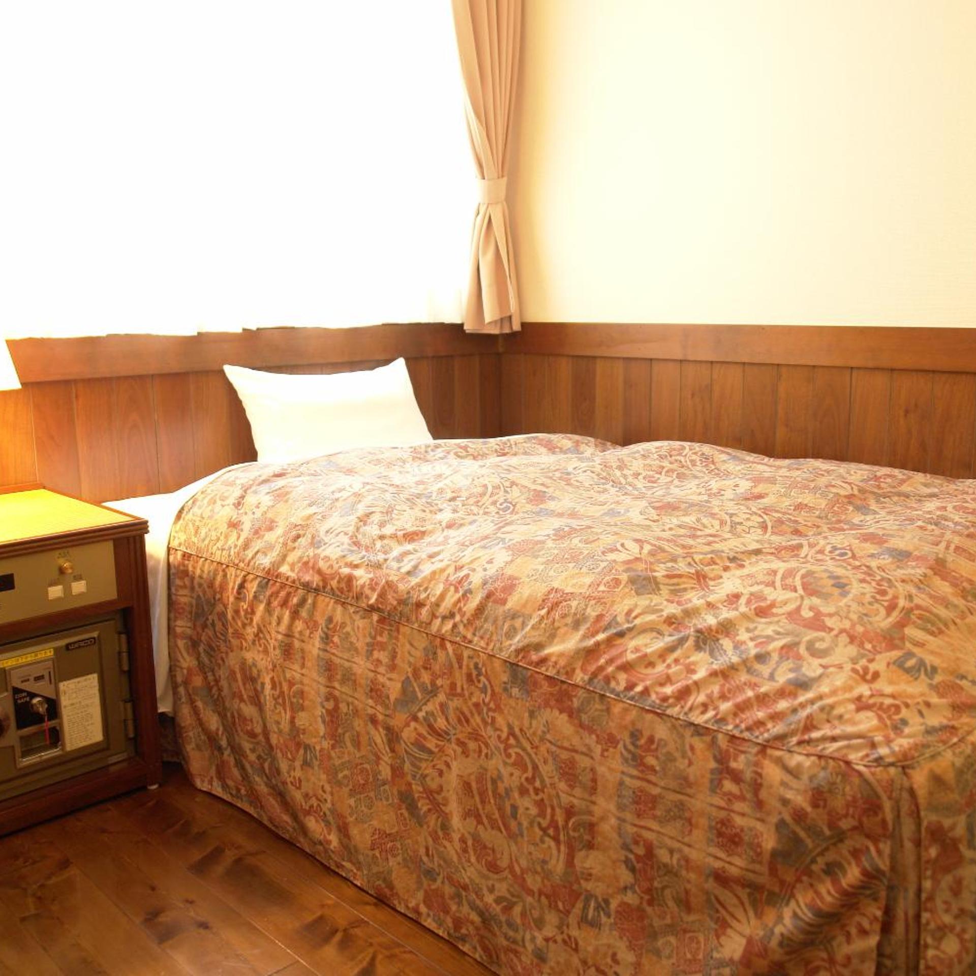 ROOM, DOUBLE BED