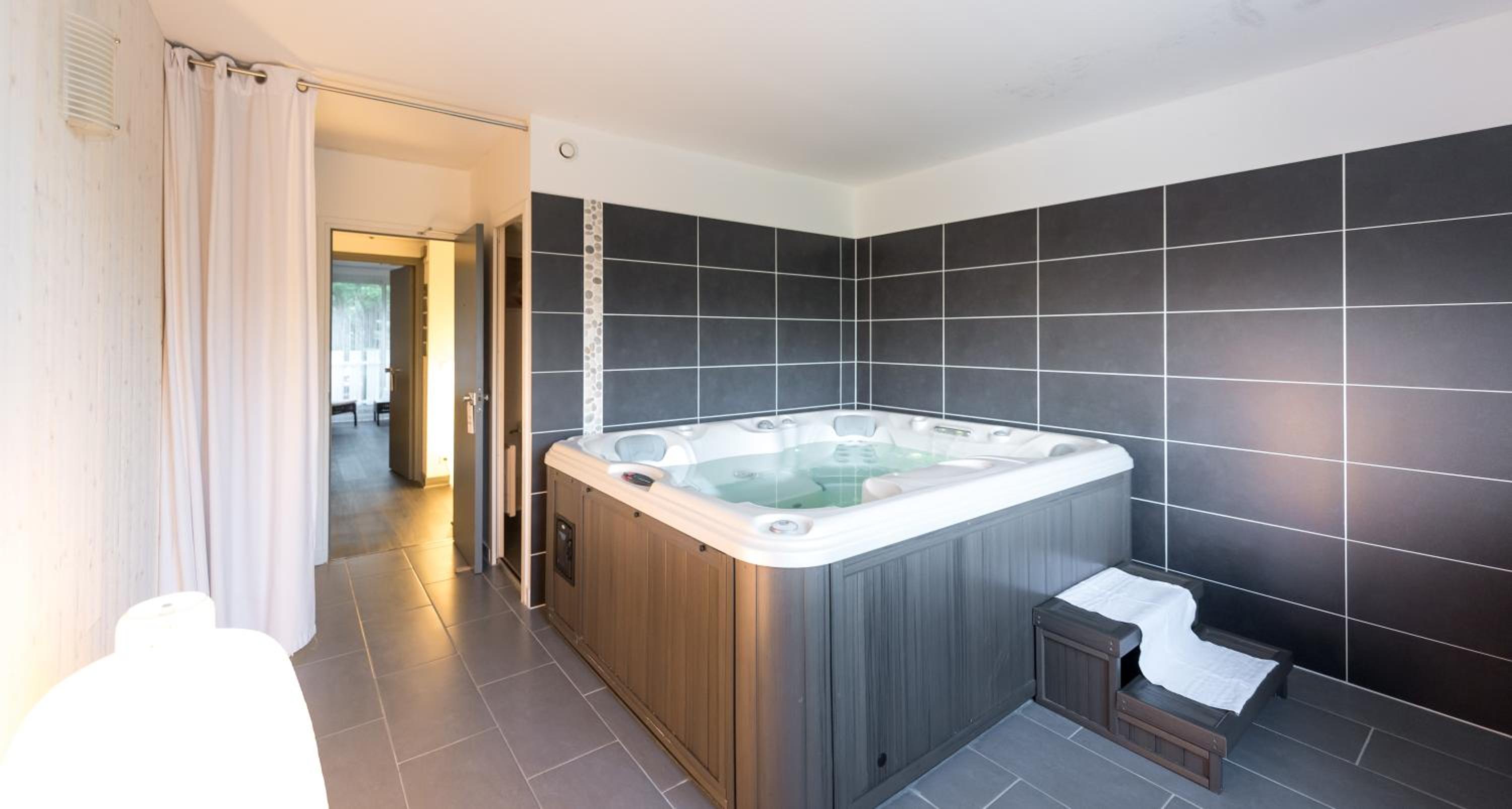 Latitude Ouest Hotel Restaurant Spa 25/50