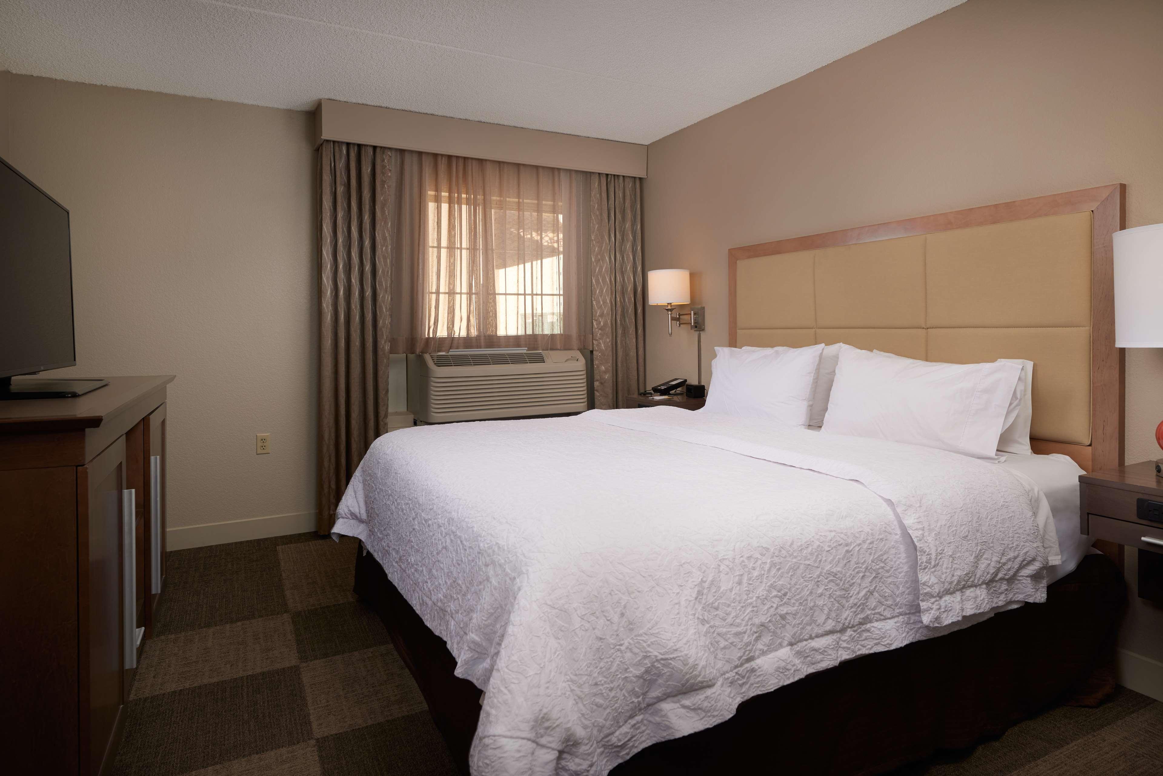 DELTA, SUITE, KING BED, BALCONY, KITCHEN