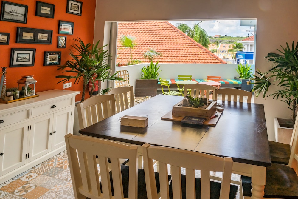 Bed & Bike Curacao Hostel 48/50