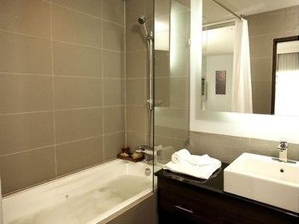 S Sukhumvit Suites Hotel 25/57