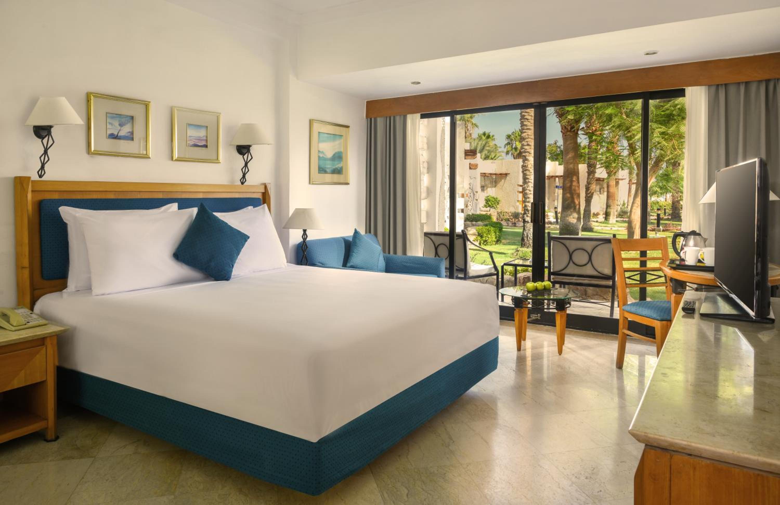 Standard, Double or Twin Bed, Lateral Side Sea View