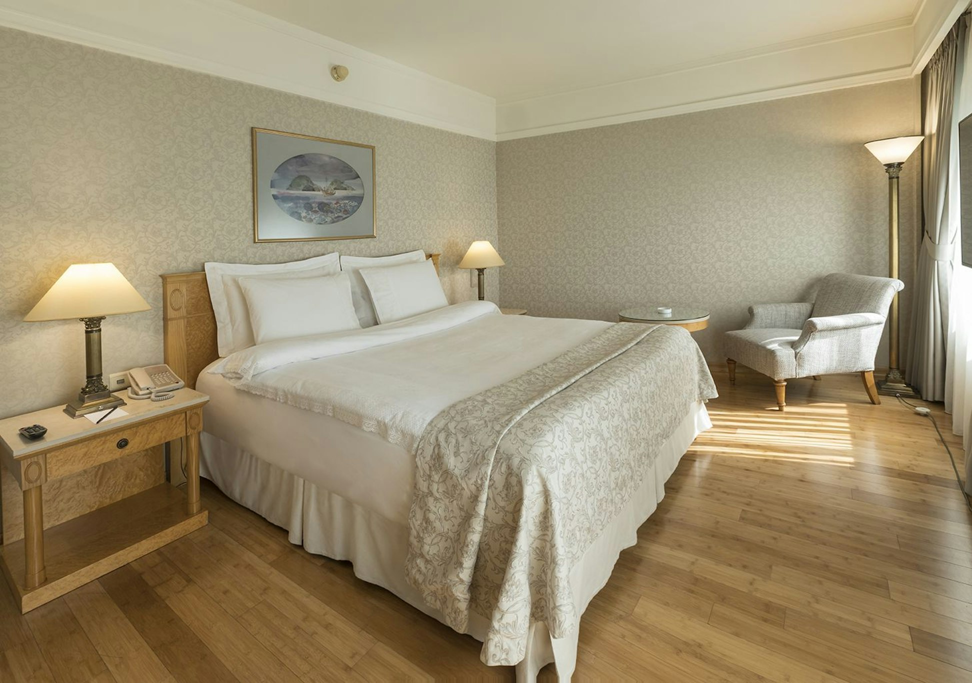 SUITE, QUEEN BED, SOFA