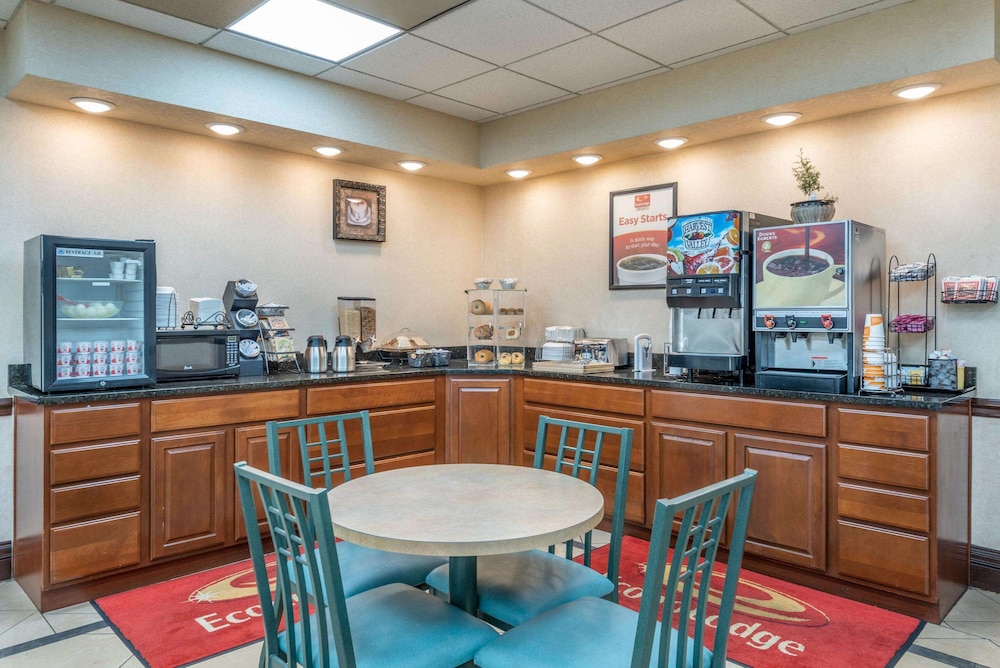 Econo Lodge Louisville Downtown 33/44