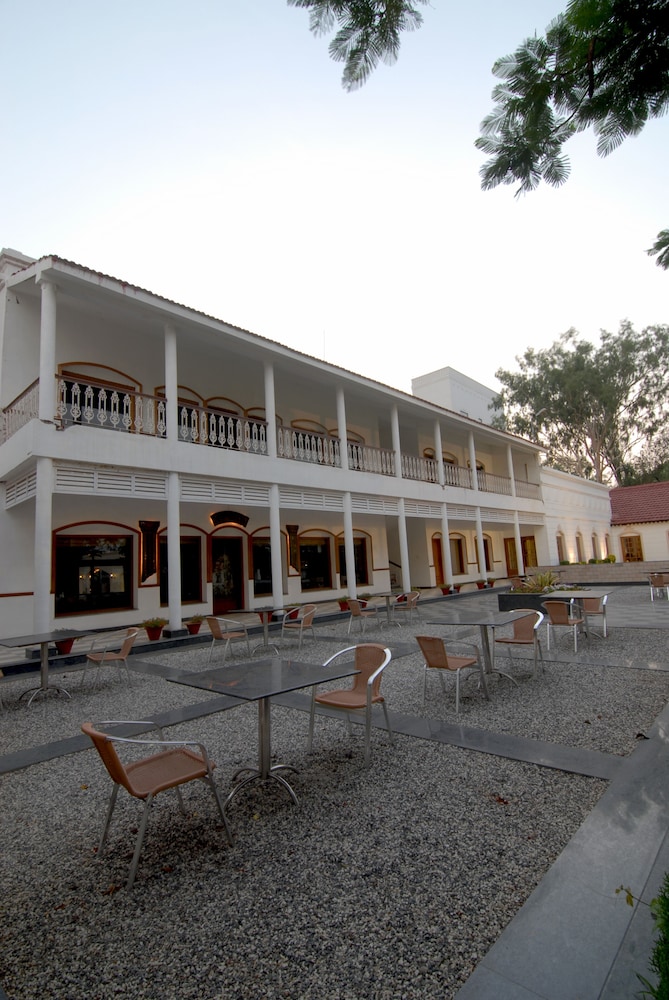 Chanakya Bnr Hotel 24/27