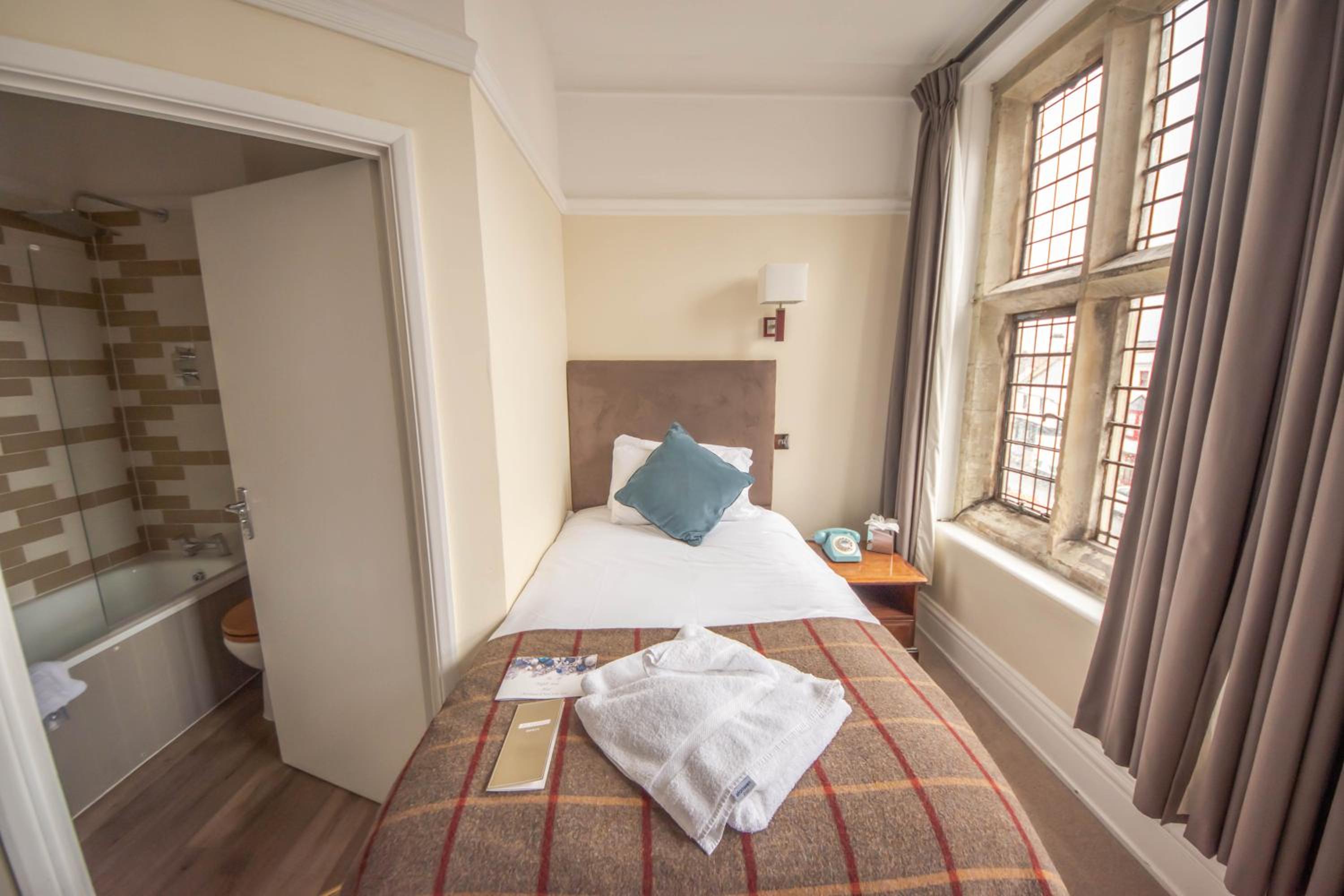 Room, Single, Norfolk Arms Hotel 5/10
