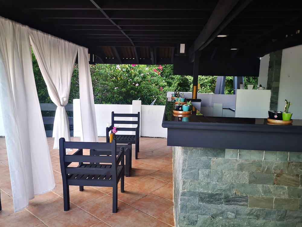 LA PERNELA BEACHFRONT RESORT 5/42