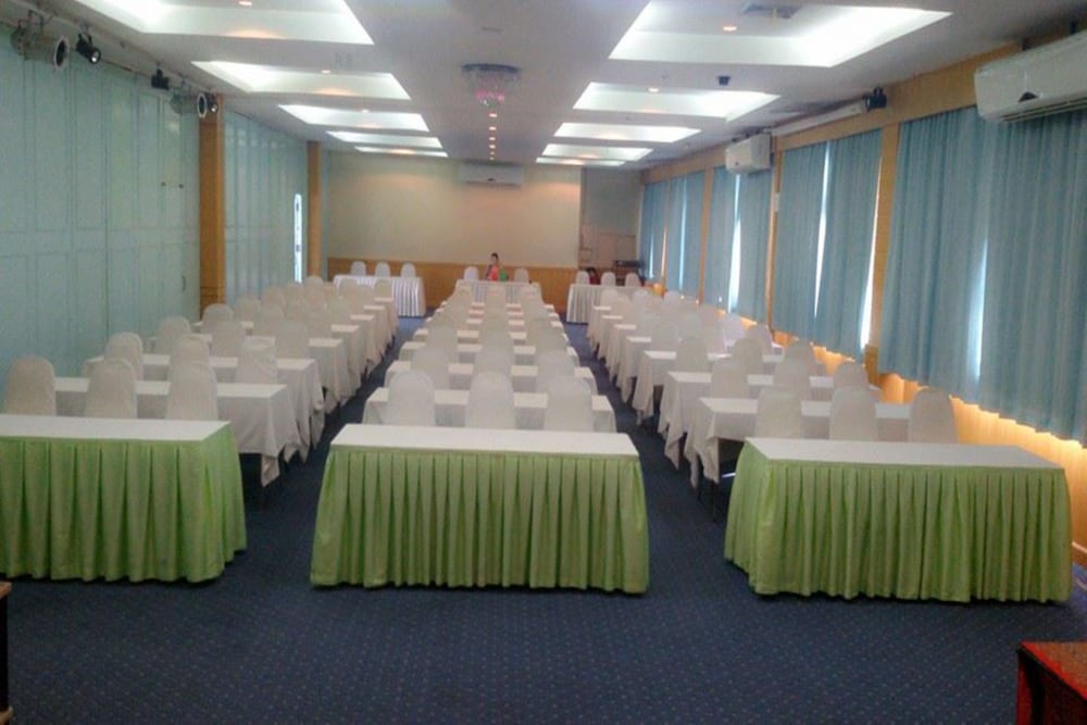 Lake Inn Hotel 45/55