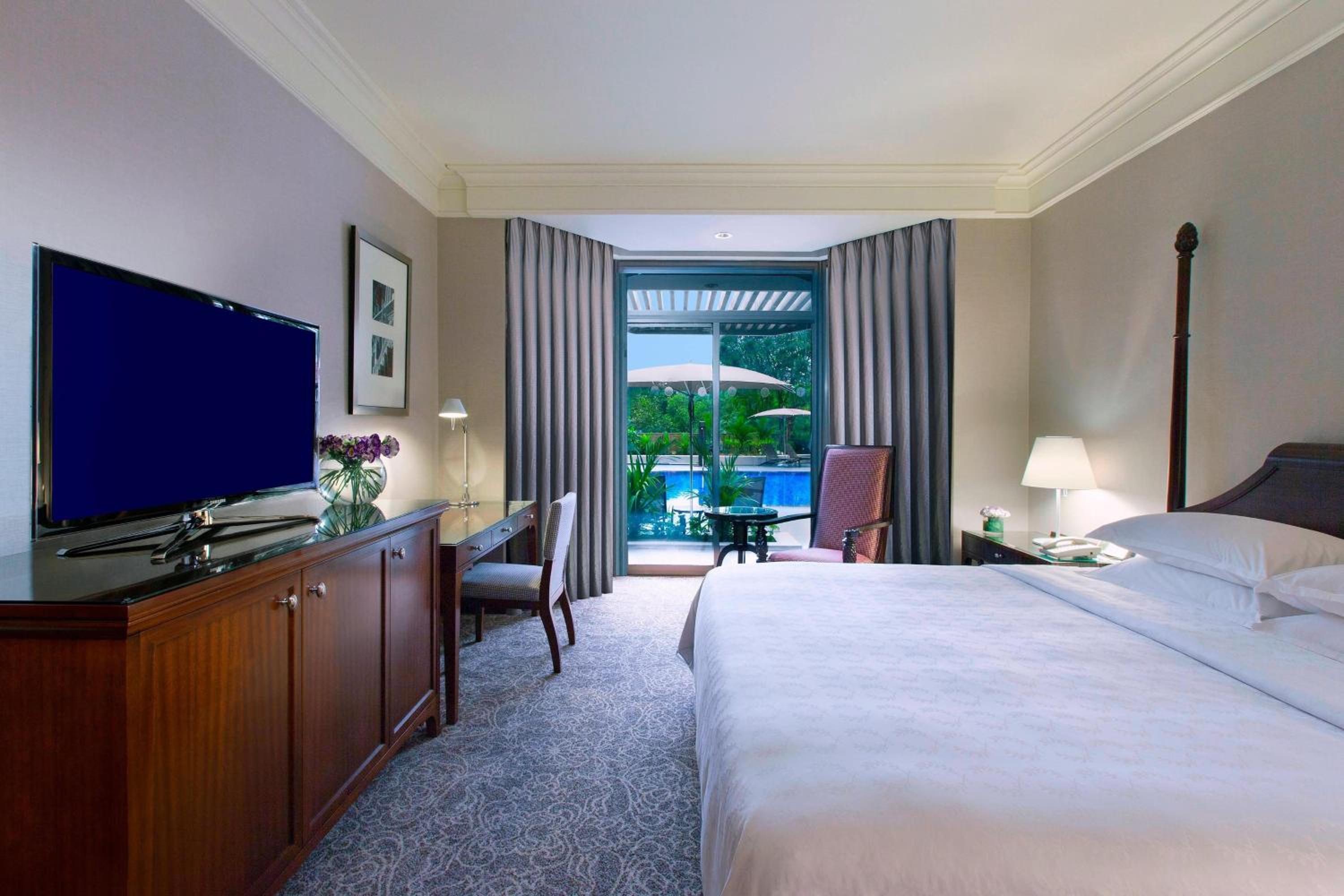 Pool, King Bed, Pool Side, Executive Lounge Access