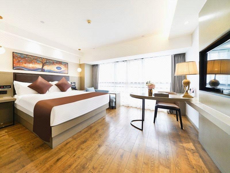 Feature, Queen Bed