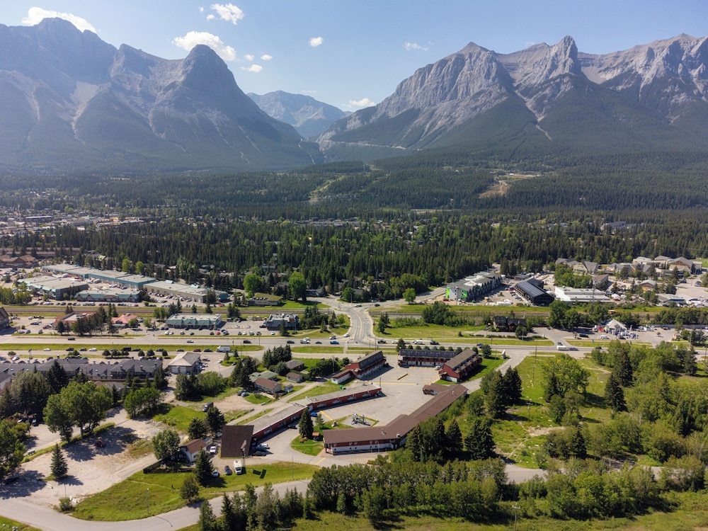 Canmore Rocky Mountain Ski Lodge 113/118