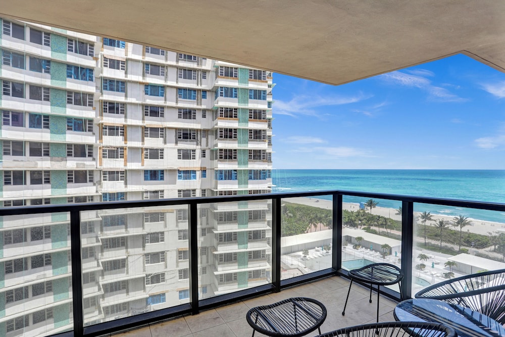 The Alexander All Suite Oceanfront Resort 8/50
